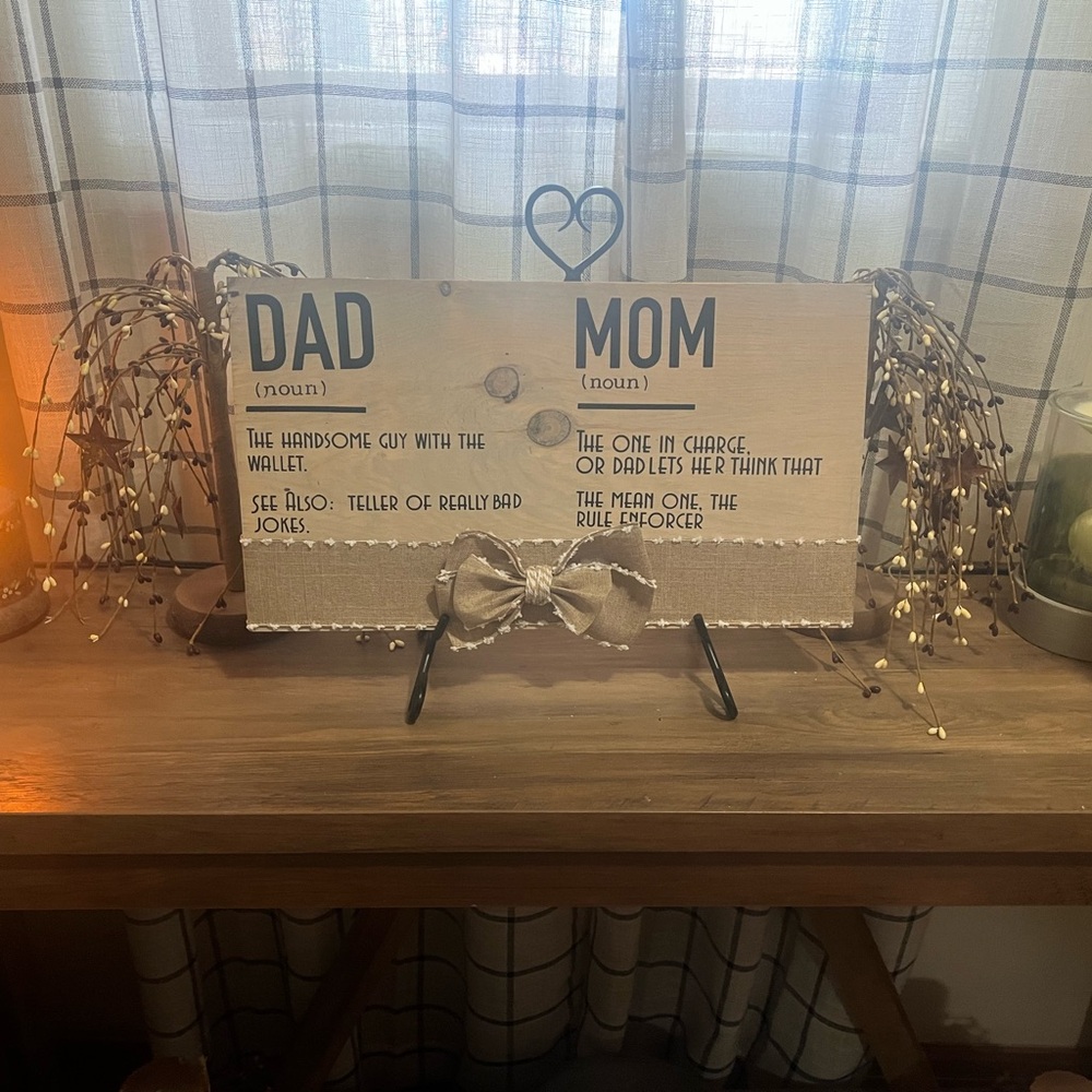 Wooden Dad and Mom Sign with Bow